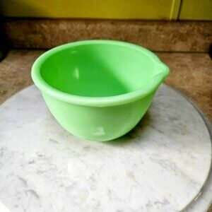 Vintage Mid-Century Jadeite Kitchenware Mixing Bowl w/ pour spout GUC unmarked